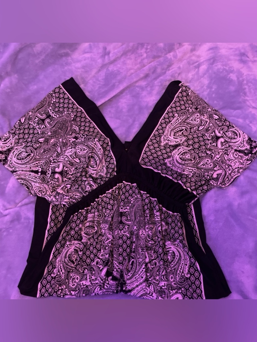 Women’s Black & White Paisley V-Neck Tunic